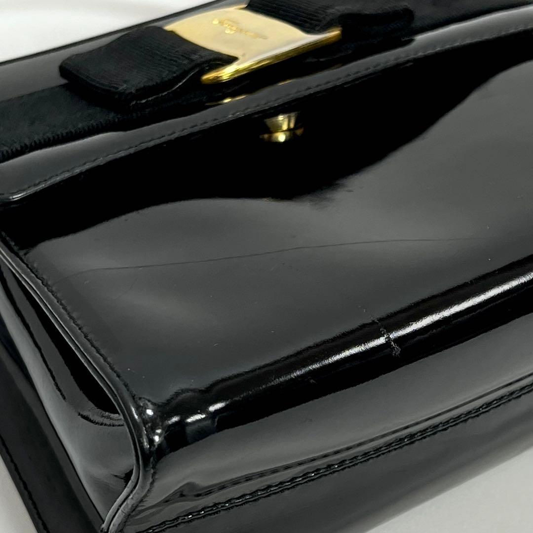 フェラガモ　ショルダー ハンドバッグ　2WAY　ヴァラリボン パテントレザー