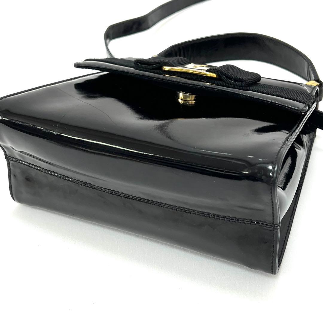 フェラガモ　ショルダー ハンドバッグ　2WAY　ヴァラリボン パテントレザー