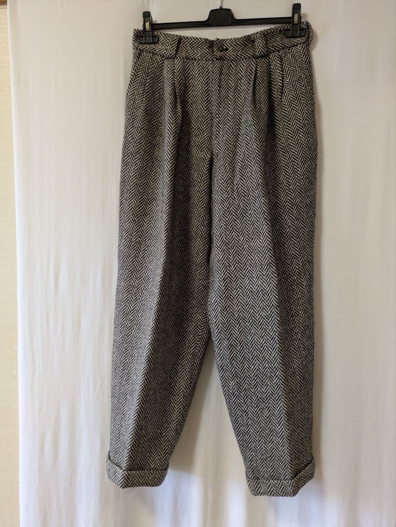 BBCOのうすい茶で、黒のへリンボーンの ベストとパンツ のセットアップスーツ