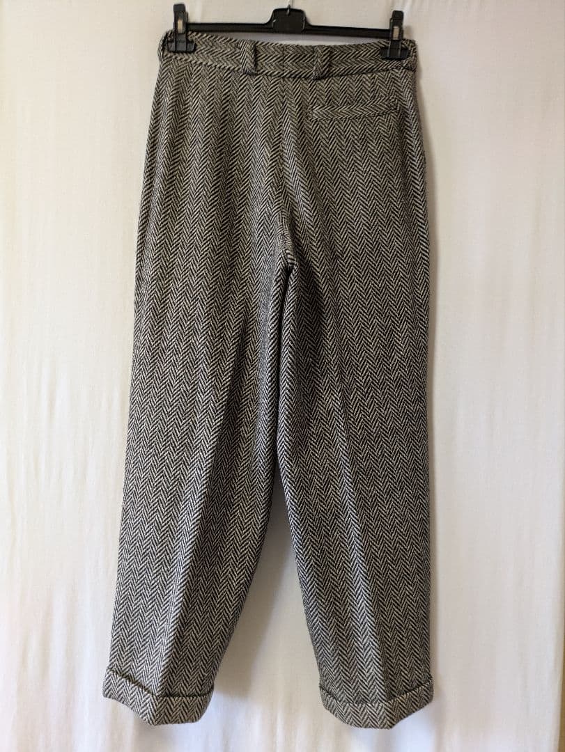 BBCOのうすい茶で、黒のへリンボーンの ベストとパンツ のセットアップスーツ