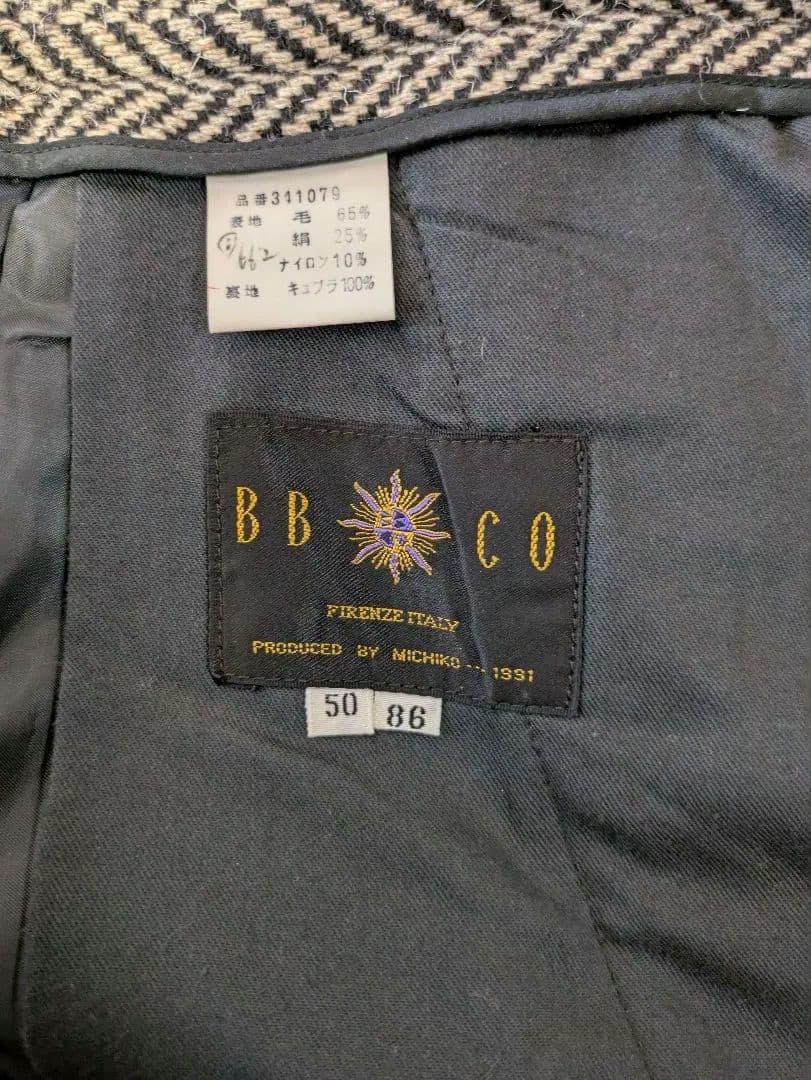 BBCOのうすい茶で、黒のへリンボーンの ベストとパンツ のセットアップスーツ