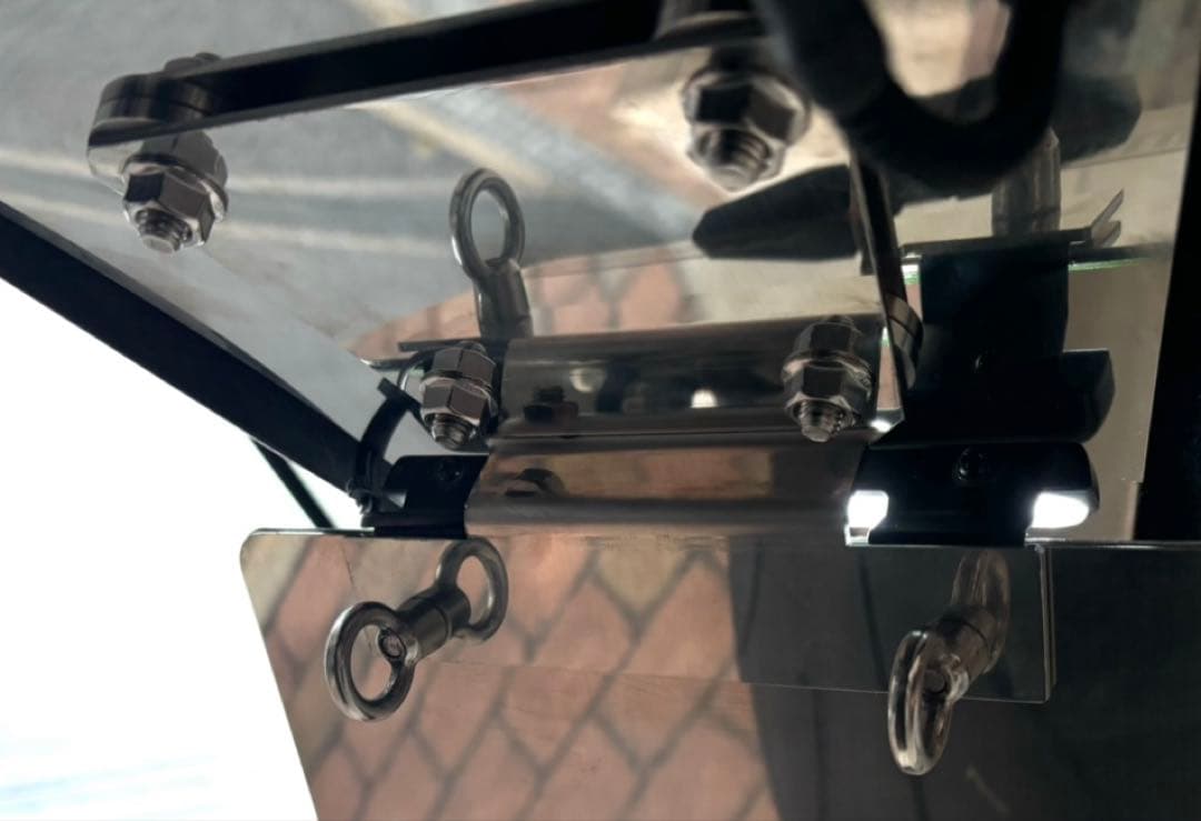 スペース　ポリッシュナンバー敷板とフェンダーレスブラケット