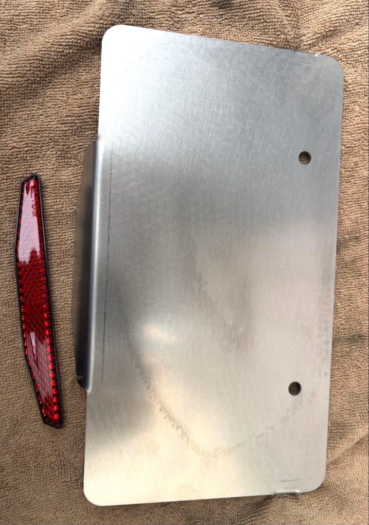 スペース　ポリッシュナンバー敷板とフェンダーレスブラケット