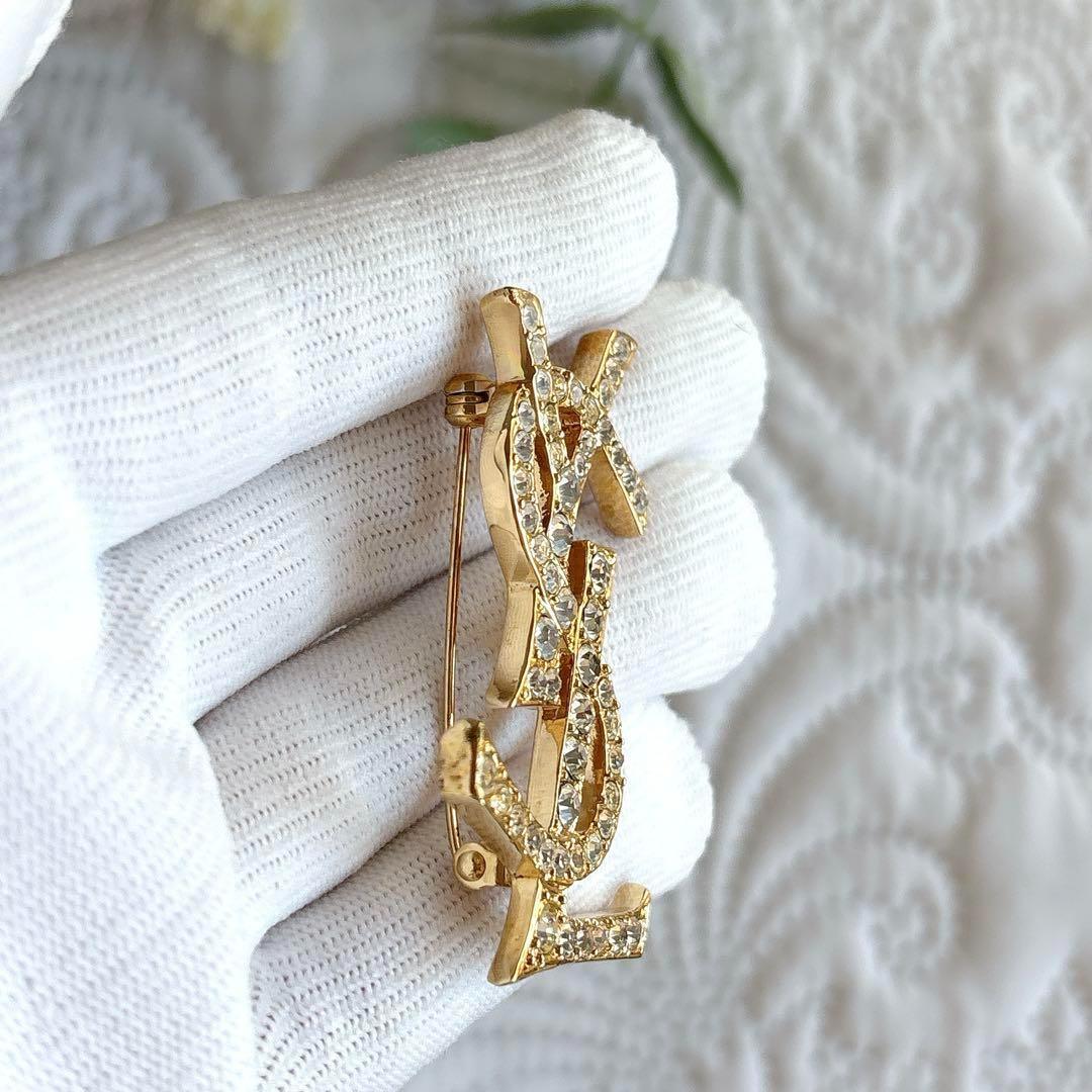 極美品 イヴサンローラン ブローチ カサンドラ ロゴ YSL ゴールド 人気