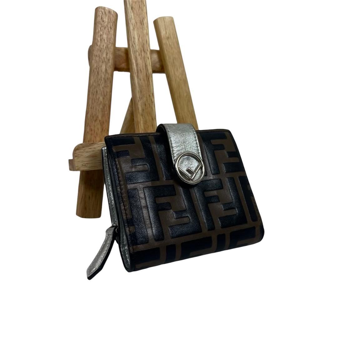 フェンディ　折り財布　FFロゴ　エンボス　ズッカ総柄　ラウンドファスナー　レザー