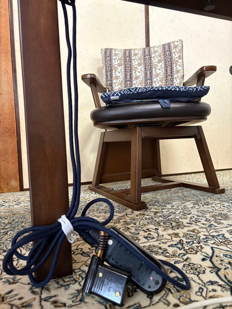 大幅値下げ!こたつ付きダイニングテーブル　回転椅子2セット