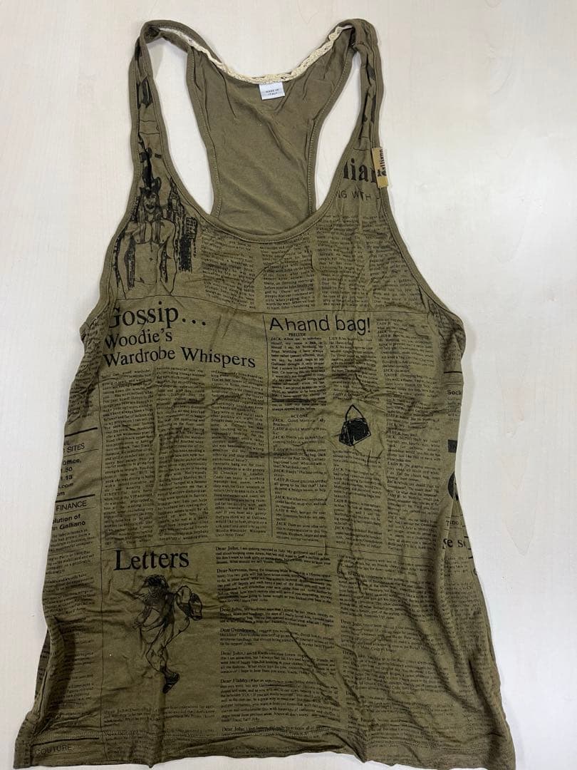ジョンガリアーノオム！ニュースペーパー柄タンクトップ（カーキ色）
