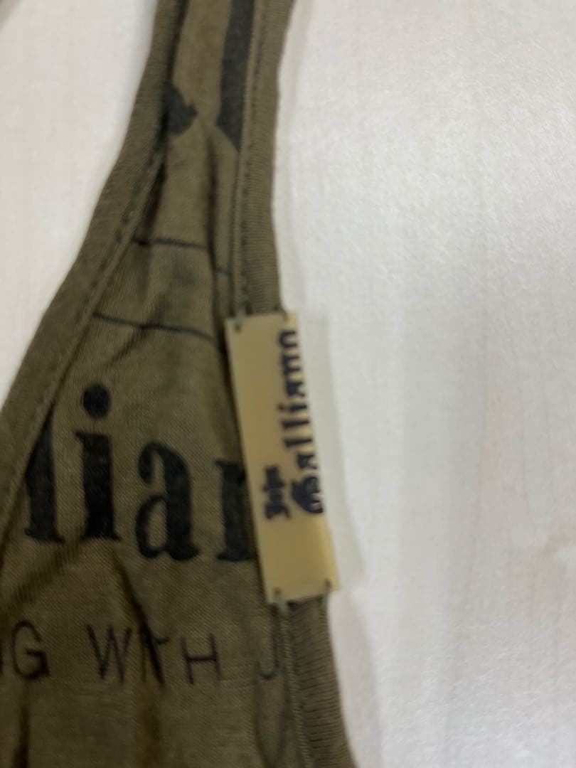 ジョンガリアーノオム！ニュースペーパー柄タンクトップ（カーキ色）