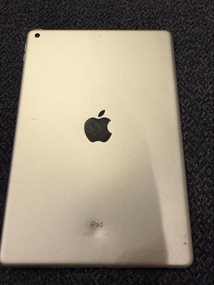 Apple iPad シルバー　第8世代32Ｇ　Wi-Fiモデル