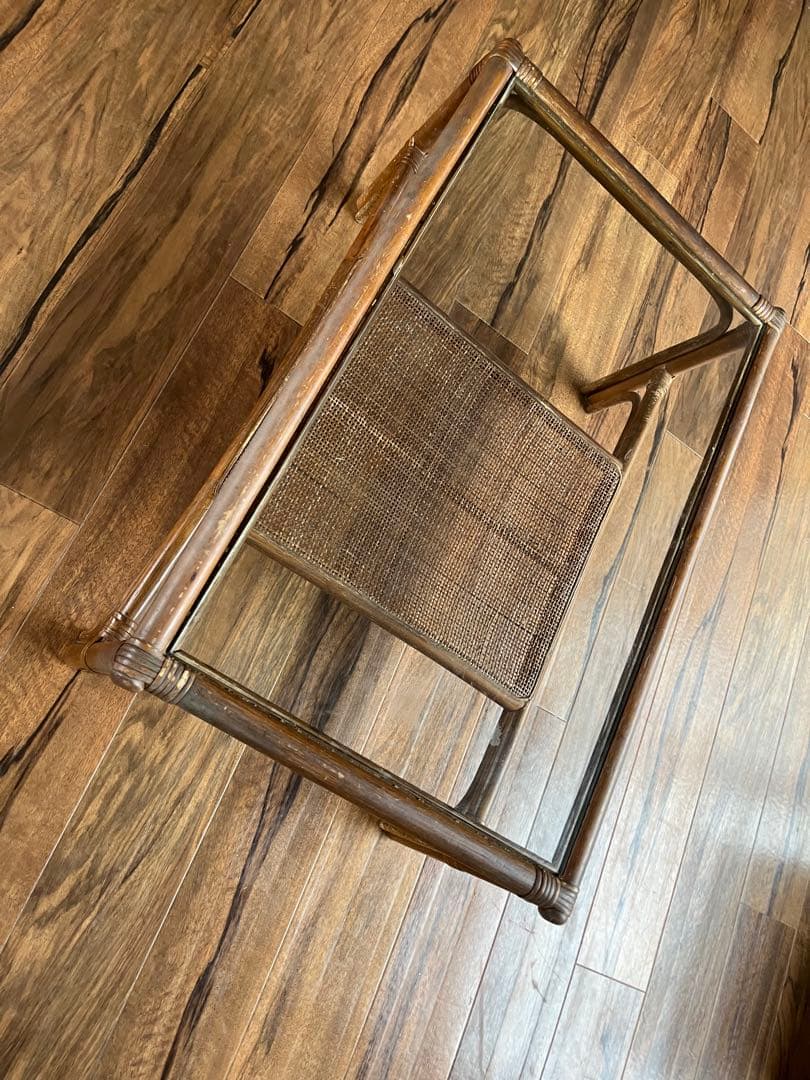 ガラスとラタンの長方形テーブル