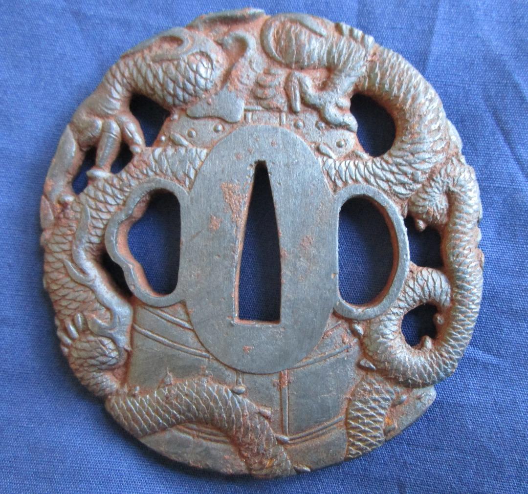 刀の鍔　脇差鍔　透かし鍔　錆あり　サイズ等写真にて　ドラゴンと鶴の鉄製鍔　1枚