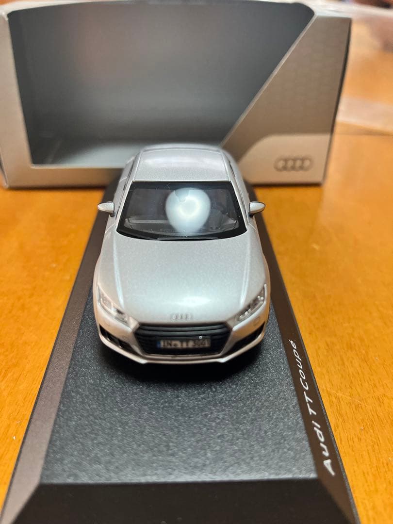 Audi TT Coupé ミニカー 1/43 スケール シルバー
