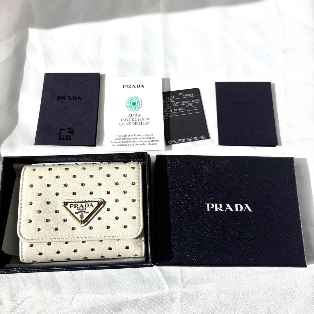 未使用級/現行✨プラダ 折り財布 三角ロゴ スタッズ RFID搭載 ホワイト