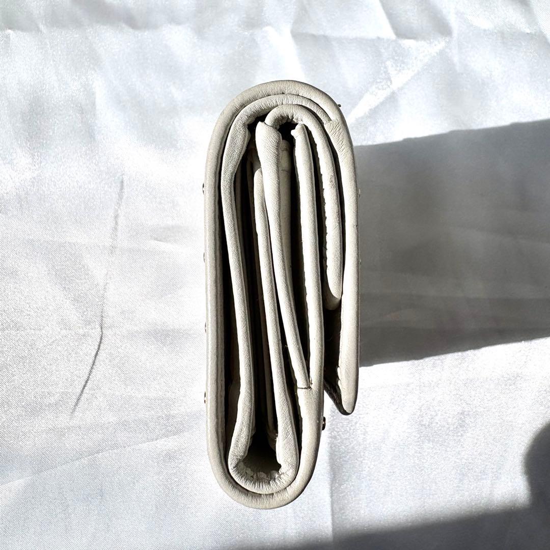 未使用級/現行✨プラダ 折り財布 三角ロゴ スタッズ RFID搭載 ホワイト