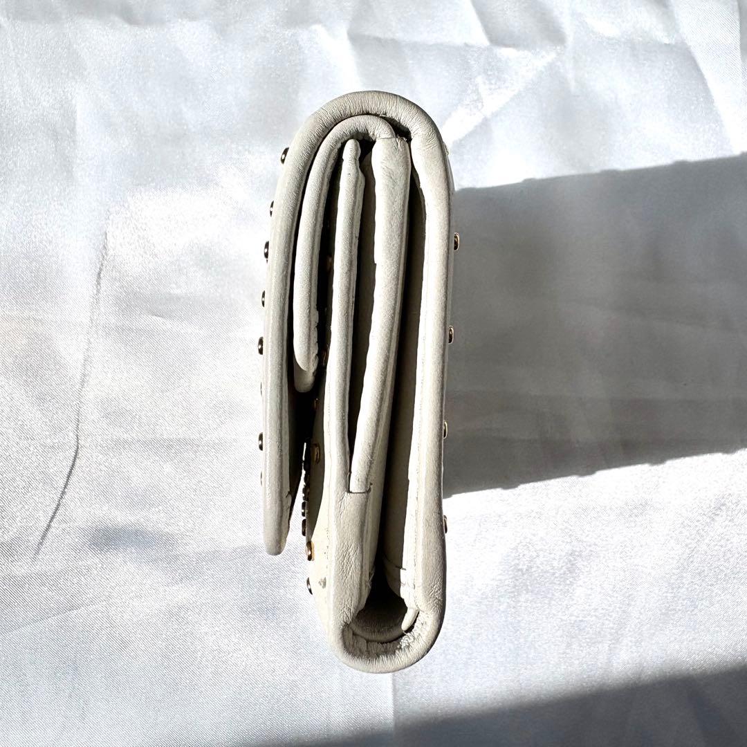 未使用級/現行✨プラダ 折り財布 三角ロゴ スタッズ RFID搭載 ホワイト