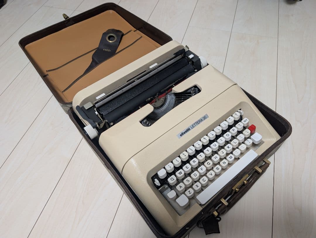 Gucci グッチ　オリベッティ　タイプライターLETTERA35