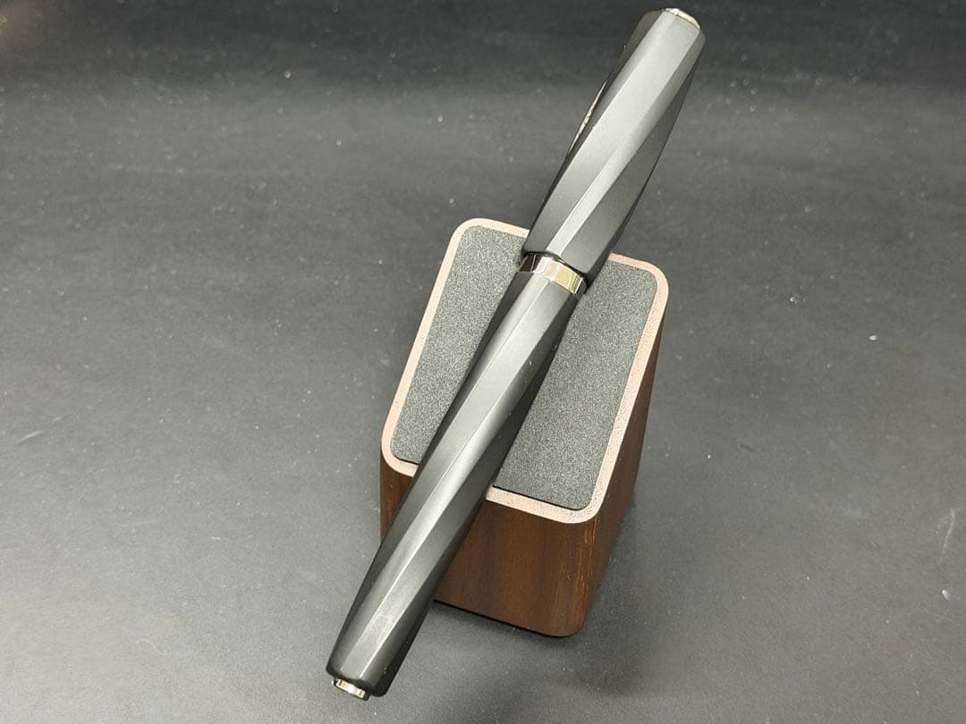 ビスコンティ　ディヴィーナ　マットブラック　ローラーボールペン