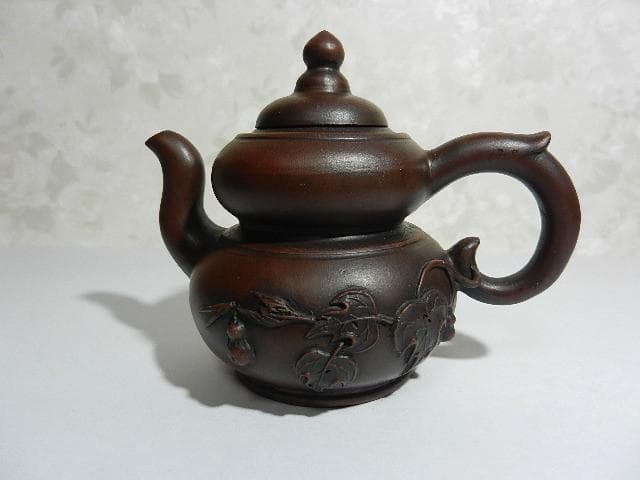 宜興紫砂茶壷（底款「徐漢棠制」、高さ１０ｃｍ、横幅１３ｃｍ、容量１５０ｃｃ）