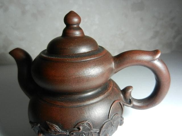 宜興紫砂茶壷（底款「徐漢棠制」、高さ１０ｃｍ、横幅１３ｃｍ、容量１５０ｃｃ）