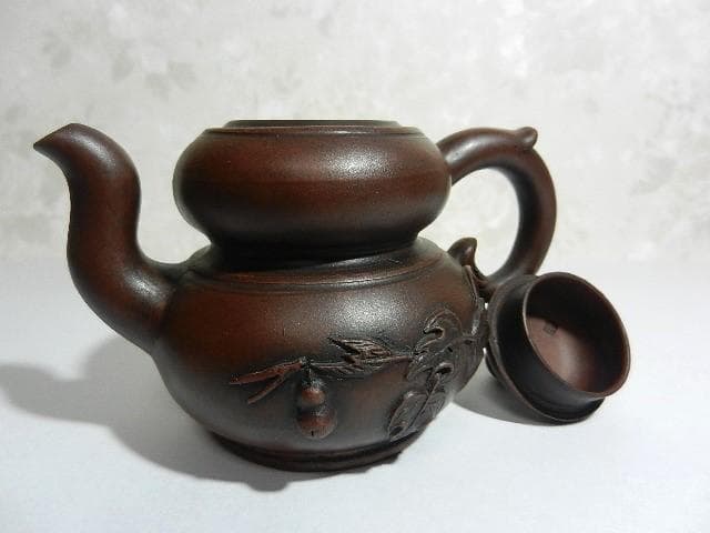 宜興紫砂茶壷（底款「徐漢棠制」、高さ１０ｃｍ、横幅１３ｃｍ、容量１５０ｃｃ）