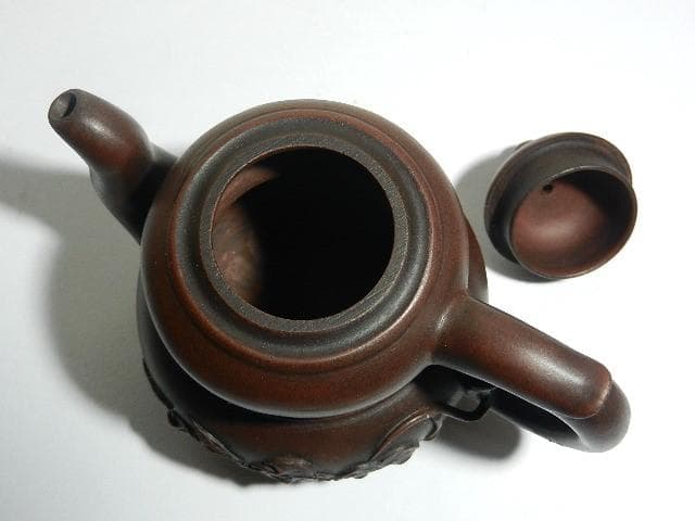 宜興紫砂茶壷（底款「徐漢棠制」、高さ１０ｃｍ、横幅１３ｃｍ、容量１５０ｃｃ）