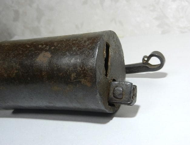 珍しい円筒状の李朝の骨董錠前（長さ２２ｃｍ、重さ５２０ｇ）