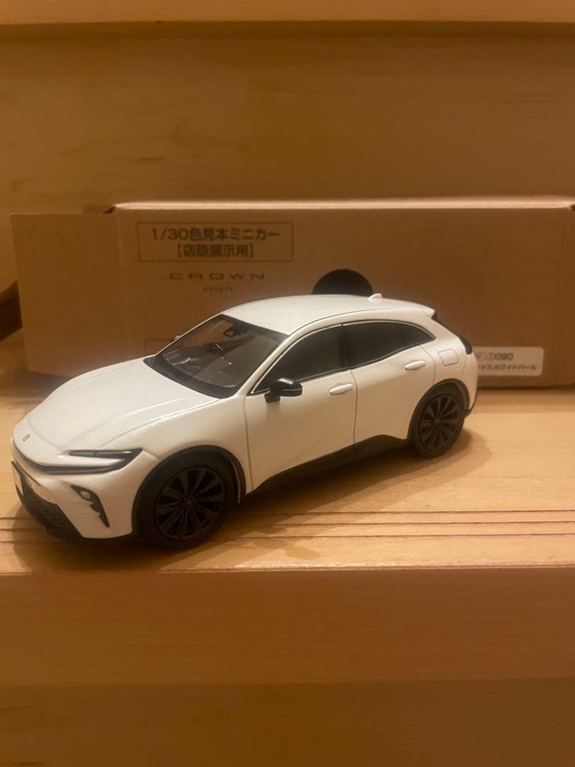 新型　トヨタ　クラウンエステート　カラーサンプル