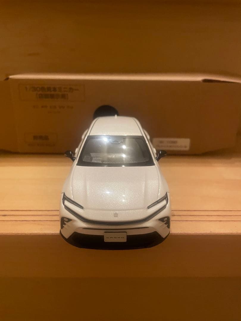 新型　トヨタ　クラウンエステート　カラーサンプル