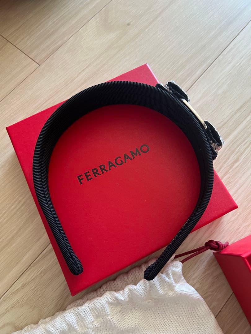 FERRAGAMO クリスタル付きヘアバンド