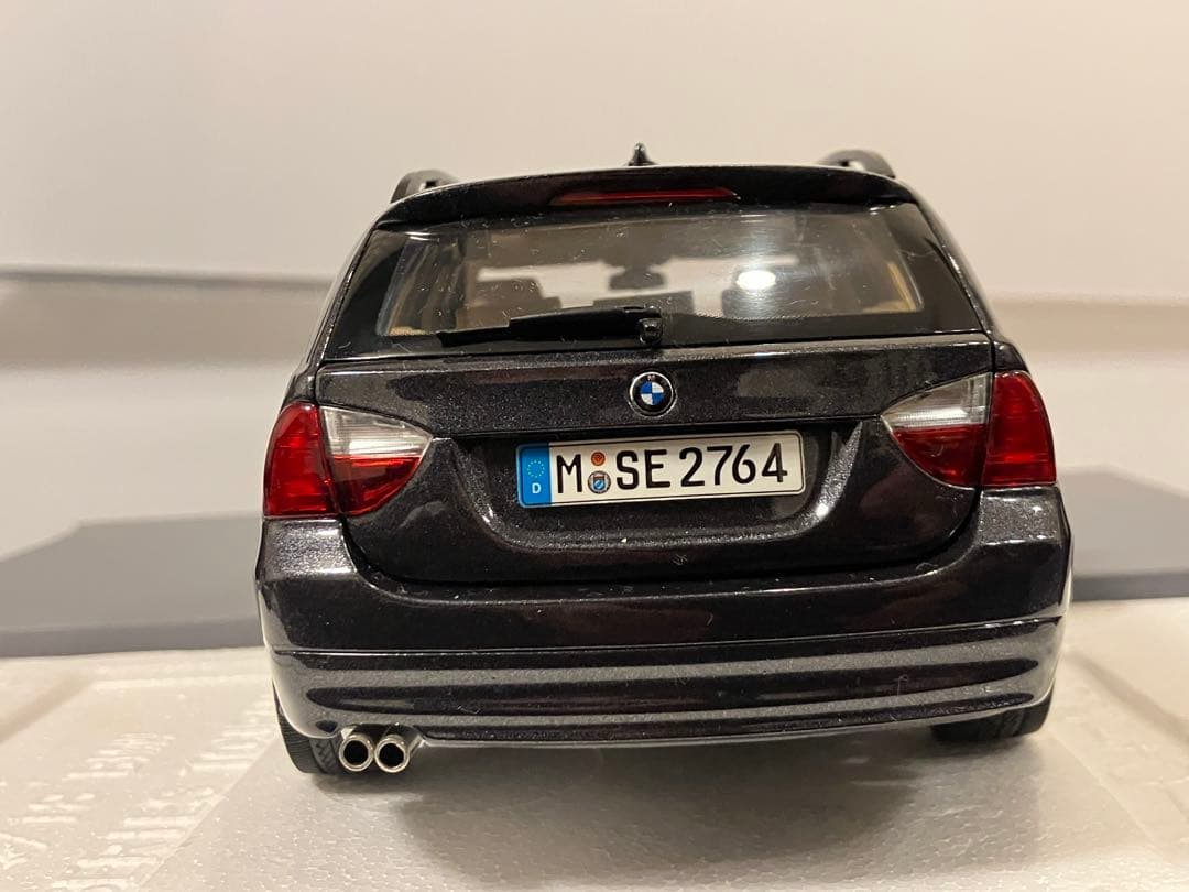 ミニカー 1/18 BMW 330i ツーリングTouring グレー