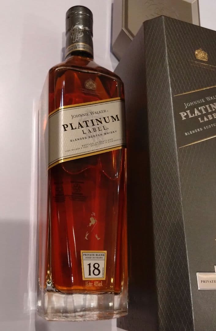 ジョニーウォ−カー プラチナムラベル 18年 700ml