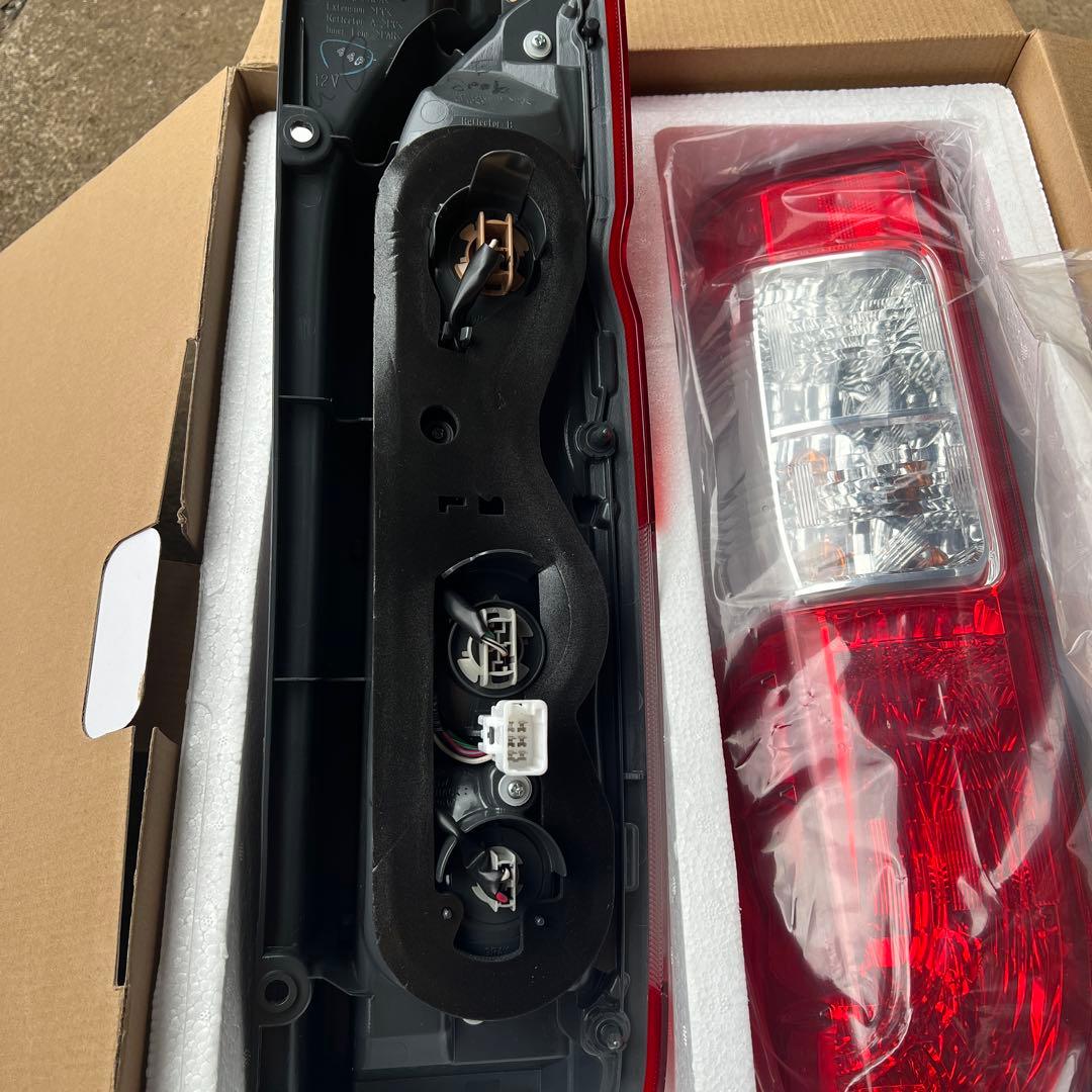 ハイエース8型純正テールランプ新車取り外し