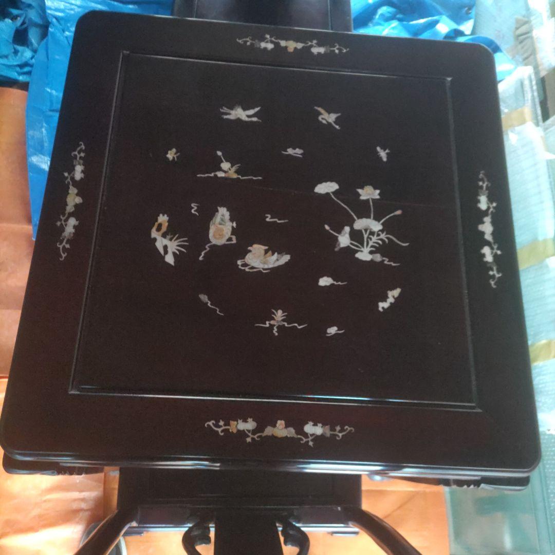 中国明式家具、テーブルと椅子2脚セット。手工螺鈿細工付。テーブル面に割れあり。