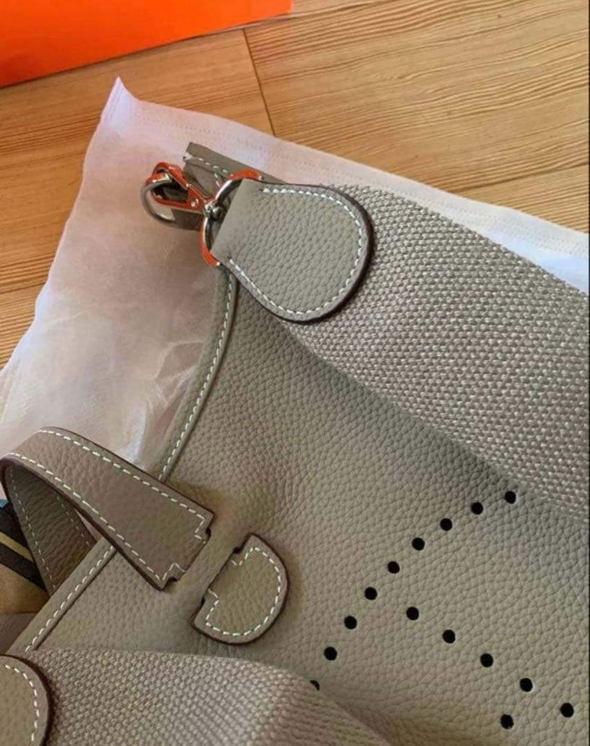 えり°・*:.。.☆ 新品未使用 Hパンチング ショルダーバッグ