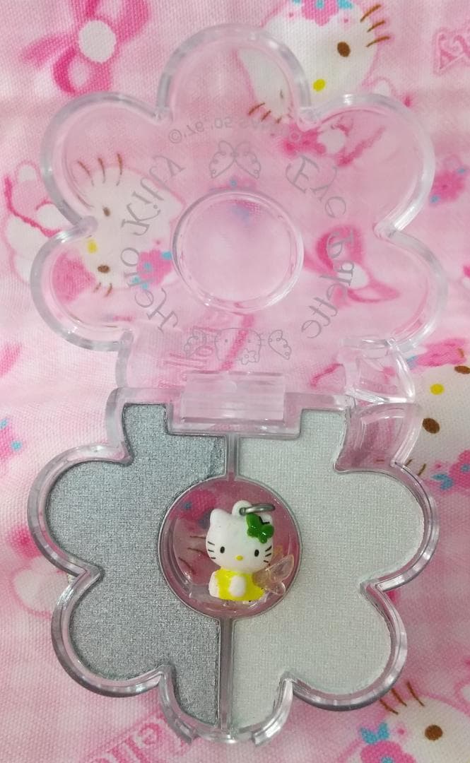 キティ　アイシャドウパレット　リップ＆グロス　ネイルカラー　マスコット　蝶