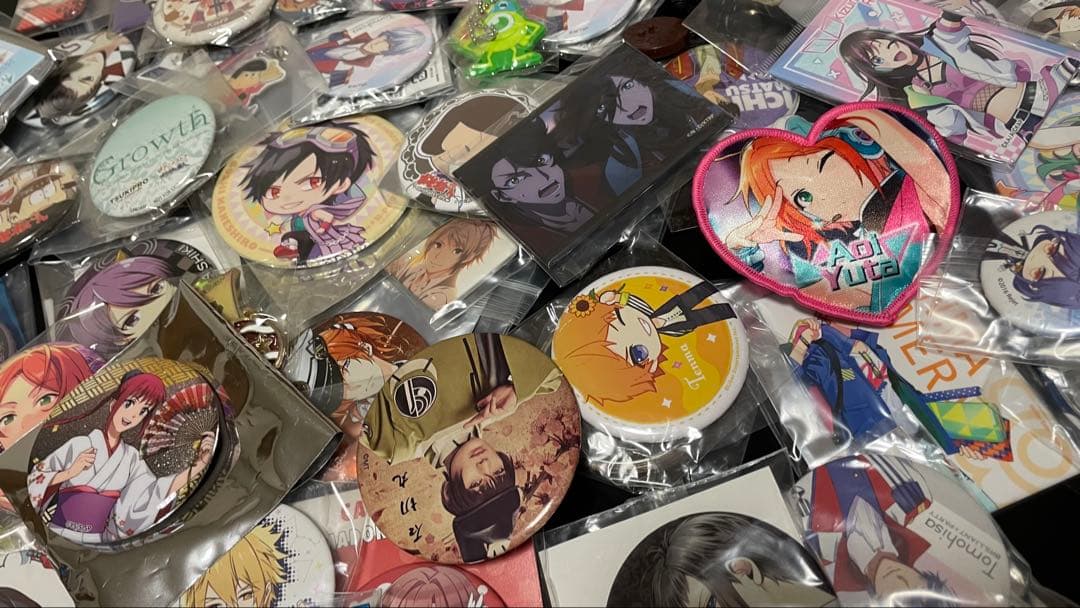 ①アニメグッズ大量まとめ売り80点 缶バッジ アクキー