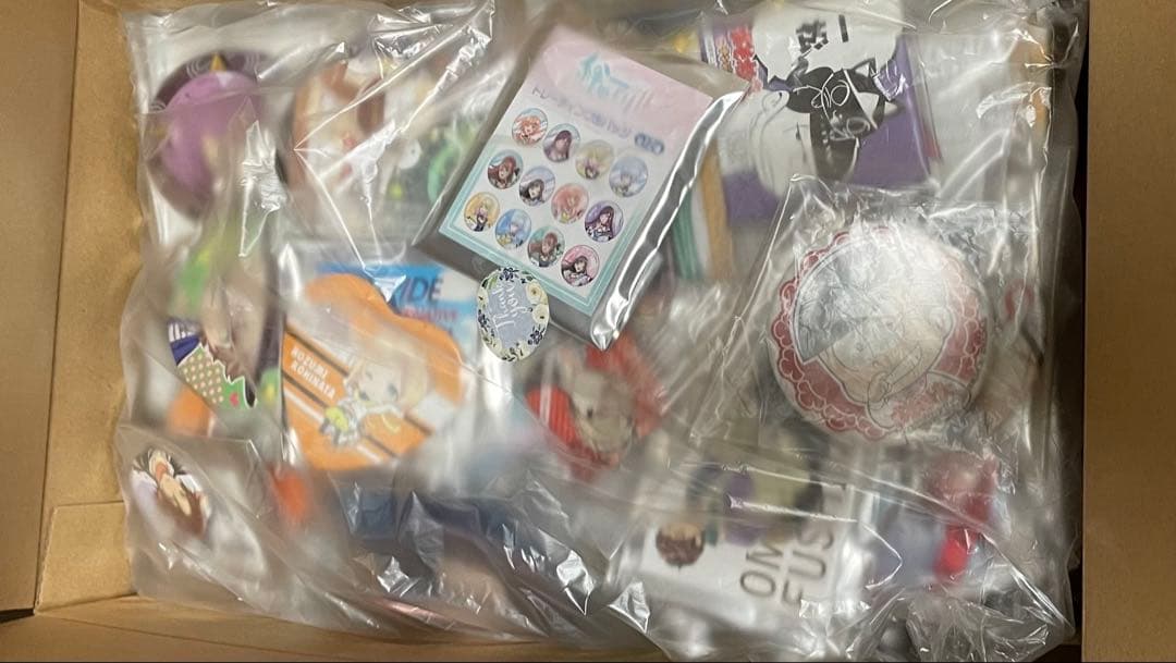 ①アニメグッズ大量まとめ売り80点 缶バッジ アクキー