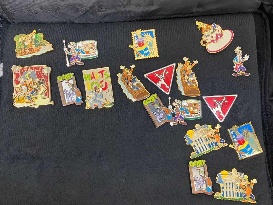 3-2704 ウォルトディズニー生誕100年　ピンバッジ・缶バッジ等グッズまとめ