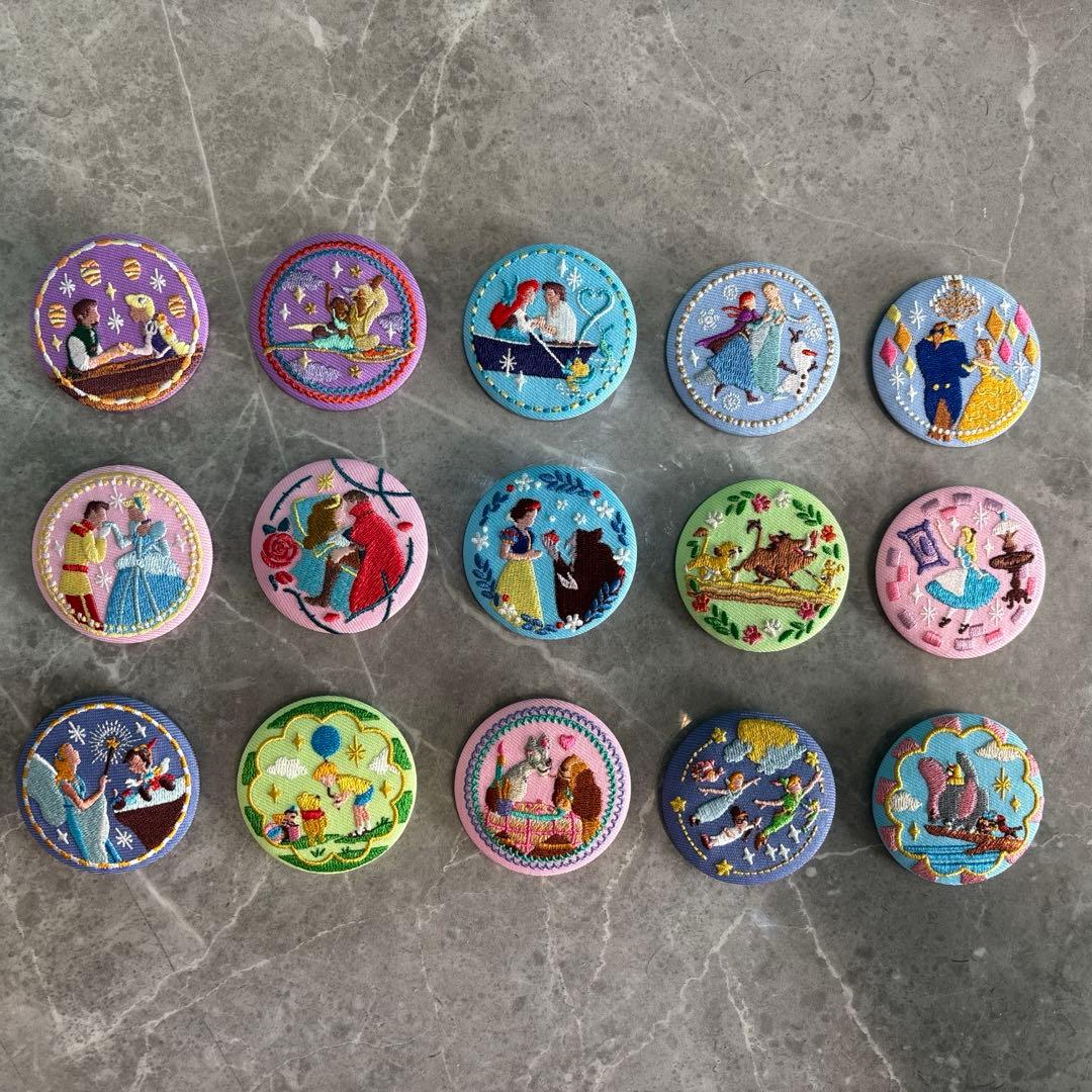 ディズニー　刺繍缶バッジ　第一弾　フルコンプ15個