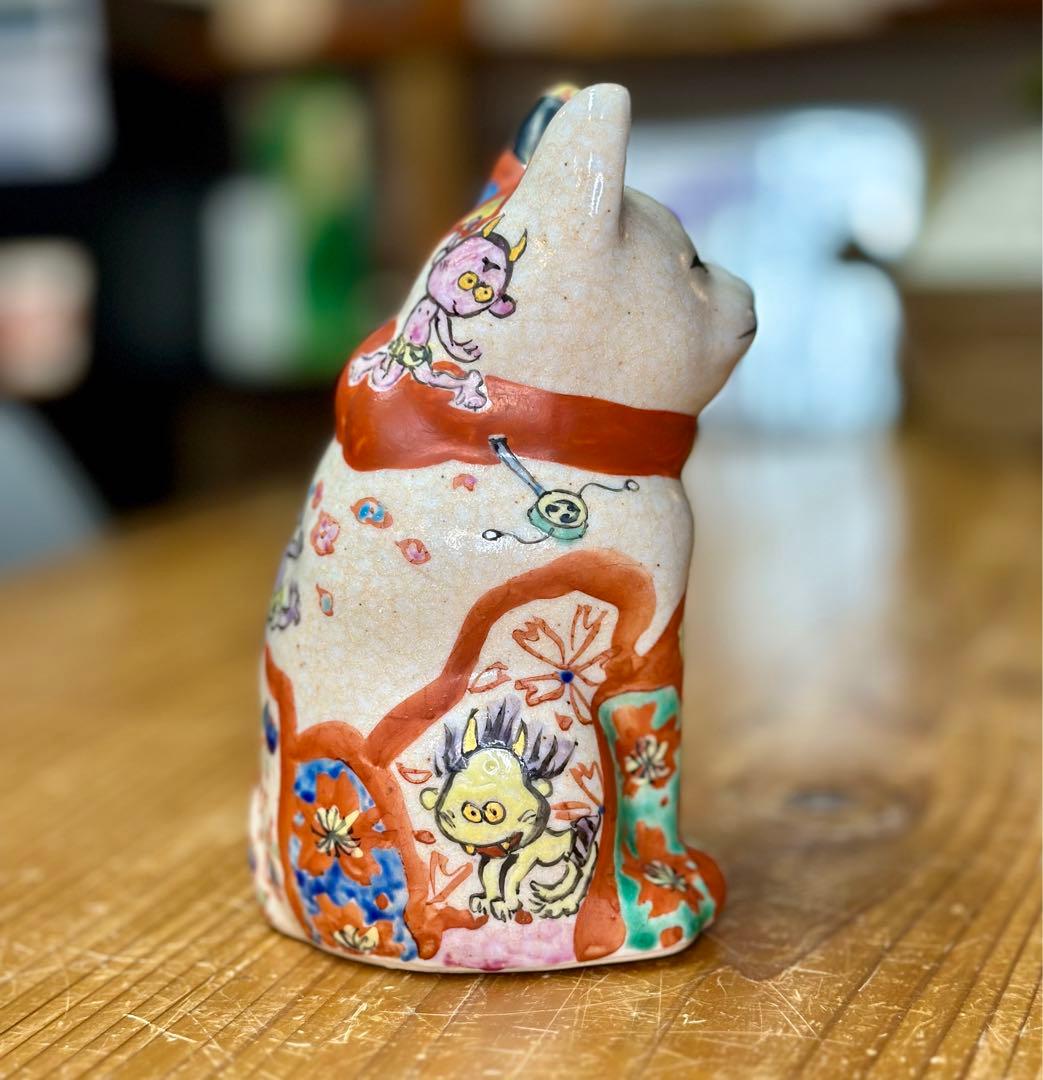 招き猫　左手　小鬼山笑う　女流陶芸作家　和田一人　陶器　高さ約17.6cm