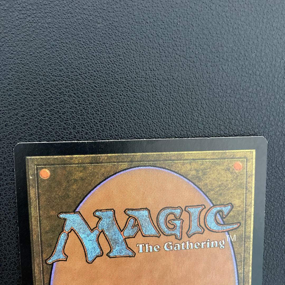 厳かなモノリス