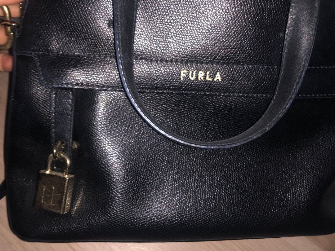 FURLA パイパー　ブラックレザーショルダーバッグ