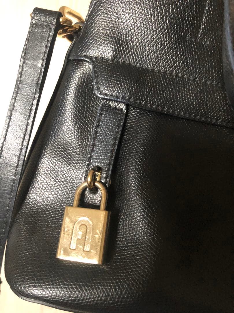 FURLA パイパー　ブラックレザーショルダーバッグ