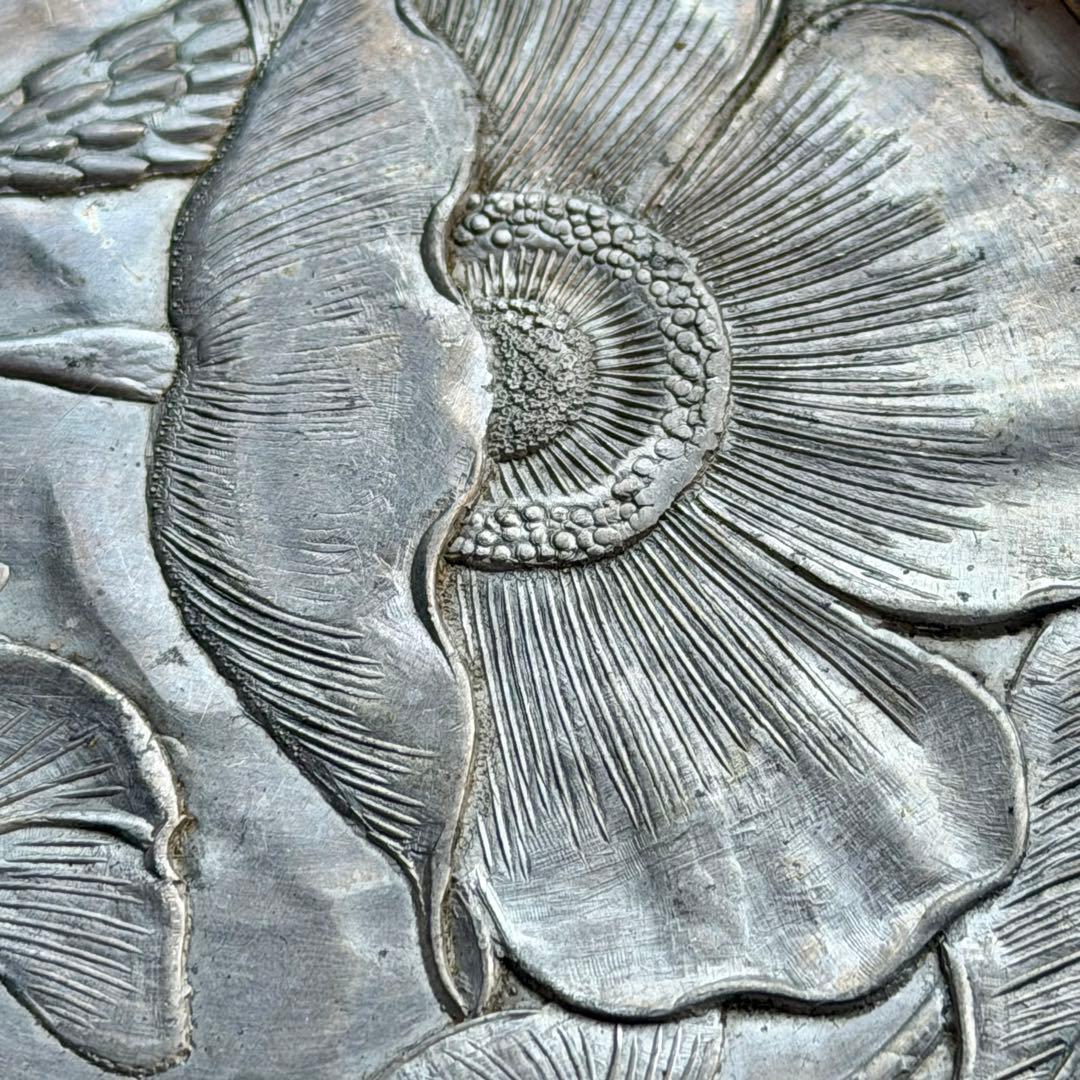 花彫刻のアルミ製ボウル アンティーク