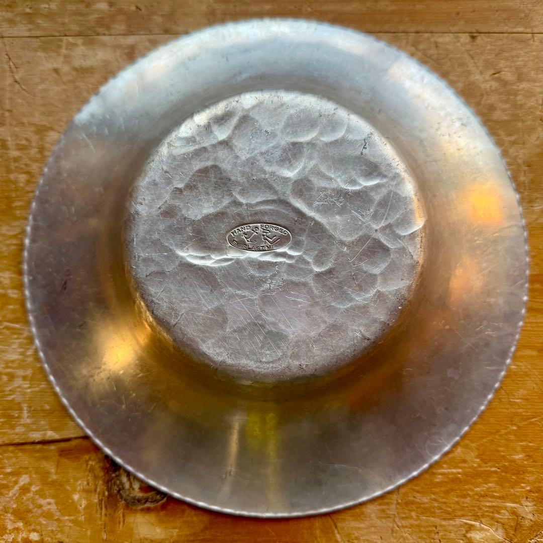 花彫刻のアルミ製ボウル アンティーク