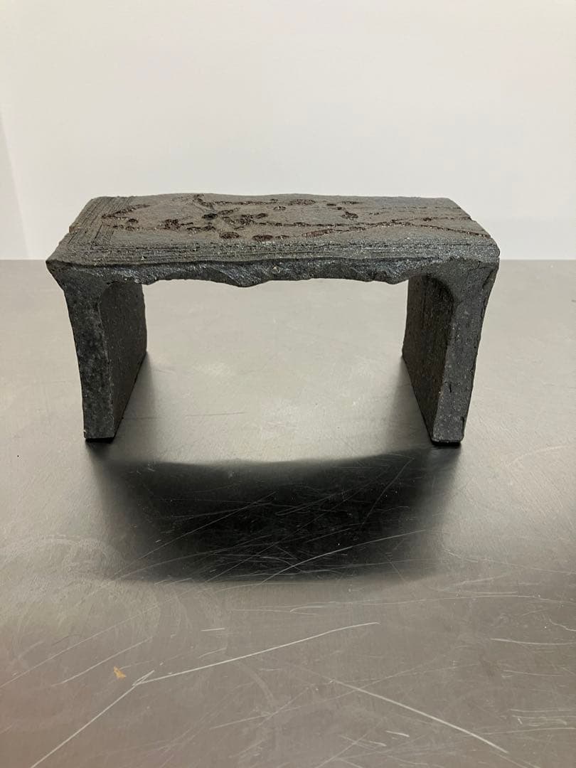 陶器　信楽焼　銀彩の脚付き台　炭化窯変　手作り一品物　お洒落　高級ディスプレイ