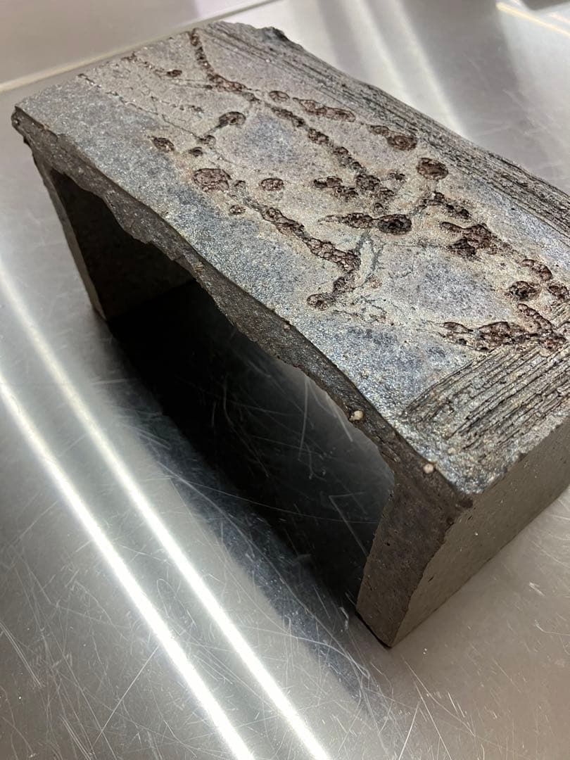 陶器　信楽焼　銀彩の脚付き台　炭化窯変　手作り一品物　お洒落　高級ディスプレイ