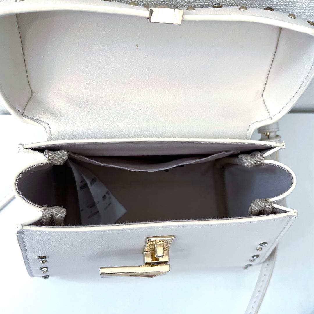 ビジュースタッズポシェット ショルダーバッグ アイボリー