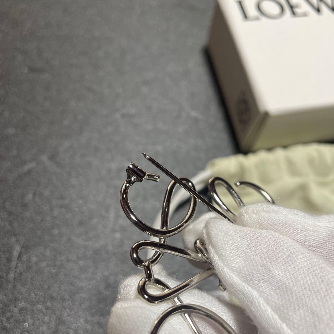 LOEWE シルバーブローチ ロゴデザイン
