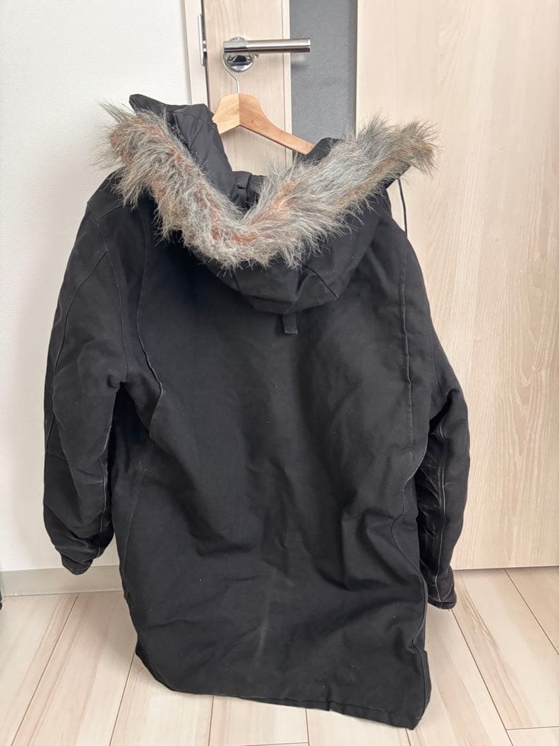 黒のフード付きジャケット Carhartt